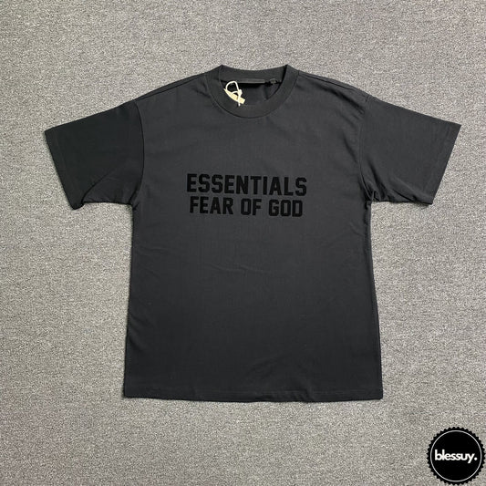 Remera Essentials Negra